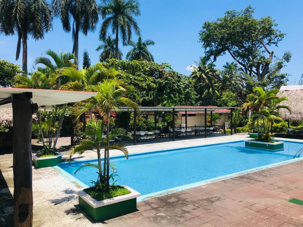 Hotel La Colonia Retalhuleu Ngoại thất bức ảnh