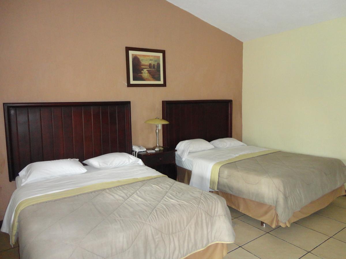 Hotel La Colonia Retalhuleu Ngoại thất bức ảnh